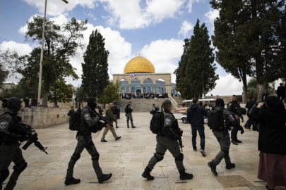 Filistin topraklarını gasbeden İsrailliler polis korumasında Mescid-i Aksa'ya baskın düzenledi