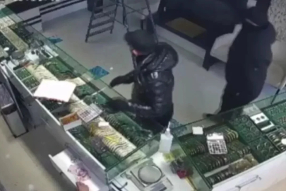 Kuyumcunun çığlığı soyguncuları kaçırdı!