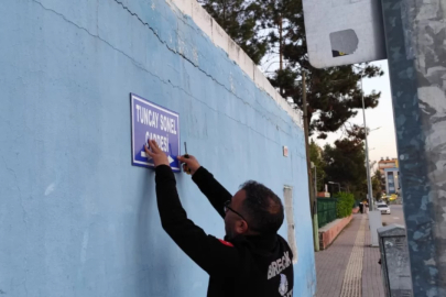 Mahalleli rahatsız oldu, belediye harekete geçti! O tabela yerinden söküldü