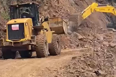 Rize'de heyelanı temizleyen iş makinesi 2. heyelandan son anda kurtuldu