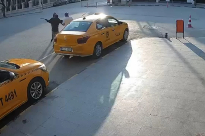 Satırla bir saatte 3 kişiyi yaraladı