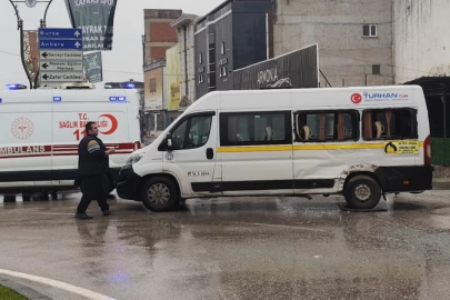 Bursa'da kamyon ile servis minibüsü çarpıştı! 4 kişi yaralı...