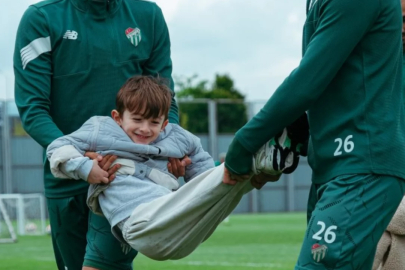 Bursa'da 'Minik Timsahlar' bayramlarını yeşil sahada kutladı