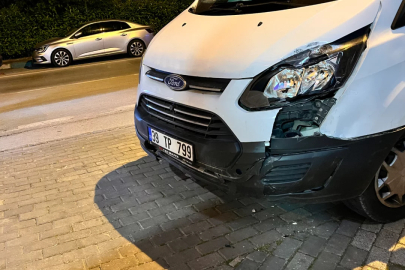 Bursa'da park halindeki minibüs kendi kendine hareket etti! Kaza yaptı...