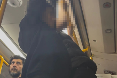 Bursa metrosunda sabır taşıran görüntüler! Arkadaki adamın bakışlara dikkat...