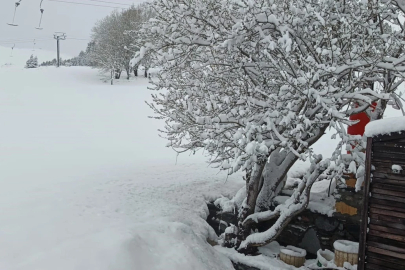 Kış bitmiyor... 23 Nisan'da kar kalınlığı 1 metreye ulaştı