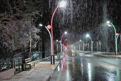 Tokat'ın Başçiftlik ilçesinde kar yağışı etkili oluyor