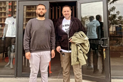 Altaylı Futbolcular Ata Demirer'e Forma Hediye Etti