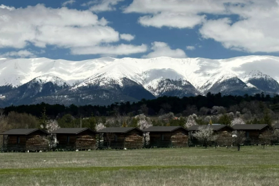 Burası İsviçre değil Bursa! Zirvede kar, aşağıda bahar...