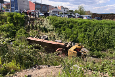 Bursa'da freni boşalan vinç dereye uçtu! Araçtan atlayan sürücü kurtarılamadı...
