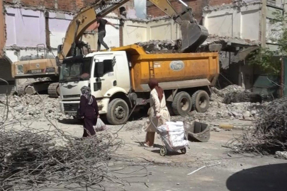 Diyarbakır'da ağır hasarlı bina yıkılırken yandaki sağlam bina da hasar aldı