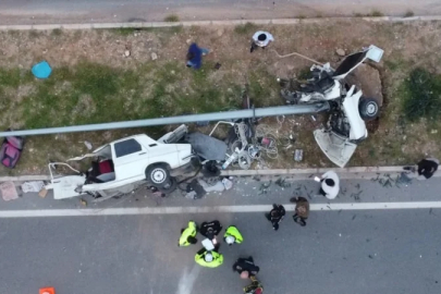 Mersin'de aydınlatma direğine çarpan otomobil ikiye bölündü