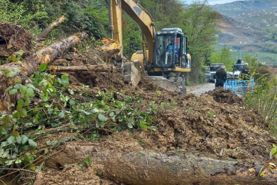 Trabzon'da heyelan; mahalle yolu ulaşıma kapandı