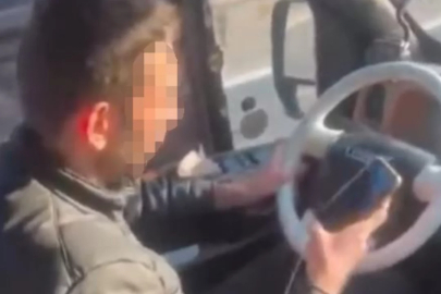Yolcu dolu dolmuşta bir yandan telefona baktı, diğer yandan aracı kullandı