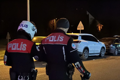 Ani fren yapıp kaçan sürücü, zincirleme kazaya neden oldu: 3 yaralı