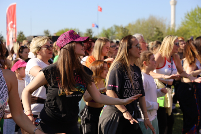 Bursa'da 'Dünya Dans Günü'nü zumba yaparak kutladılar