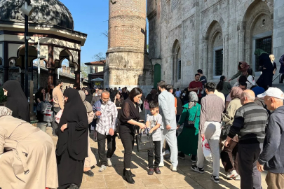 Bursa'da Ulucami'ye akın! içeri girmek bile zorlaştı