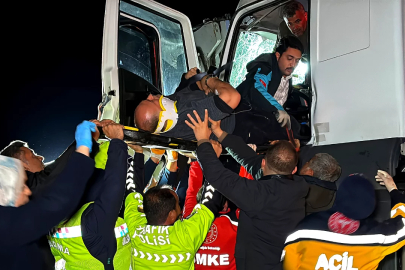 Kamyon tıra çarptı, sürücü kabinde sıkıştı! Ekipler zamanla yarıştı