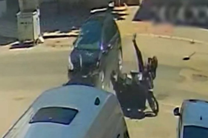 Otomobille çarpışan motosikletlinin savrularak yaralandığı kaza kamerada
