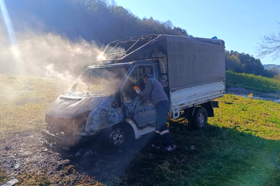 Seyir halindeki kamyonet yandı
