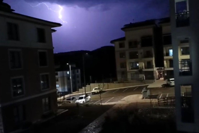 Adıyaman'da şimşekler geceyi aydınlattı