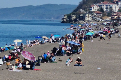 Akçakoca'da Hafta Sonu Güneşli Hava Çuhallı Plajı'na Akına Neden Oldu