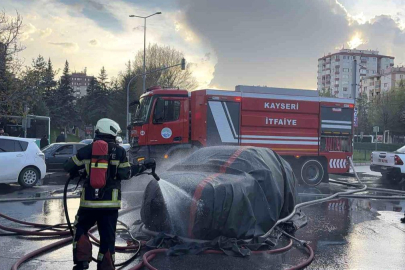 Alev alan elektrikli otomobil yangın battaniyesiyle söndürüldü