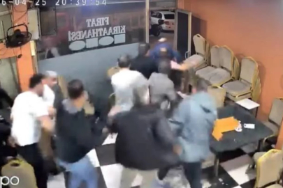 Araçtan çıkan müzik sesi camı titretince deprem oldu sandılar! Kahvehaneden kaçış anları kamerada...