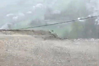 Karakoçan'da Dolu Köyü Beyaza Bürüdü