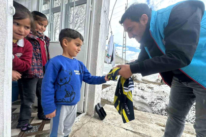 Karayazı Kaymakamı Titiz'den çocuklara anlamlı sürpriz