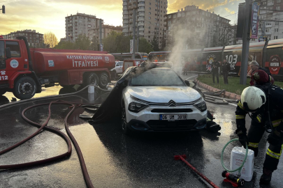 Kayseri'de elektrikli otomobil alev aldı
