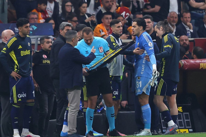 Oyundan atılan Ederson, sinirini VAR monitöründen çıkardı