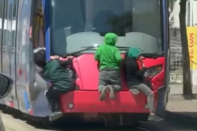 Tramvayın arkasına tutunan çocuklar yürekleri ağza getirdi