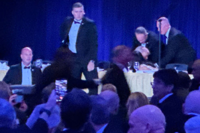 Trump'ın katıldığı yemekte silah sesleri!