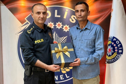 Hatay'da öğrencileri kapıda karşılayan polis memuru ödüllendirildi