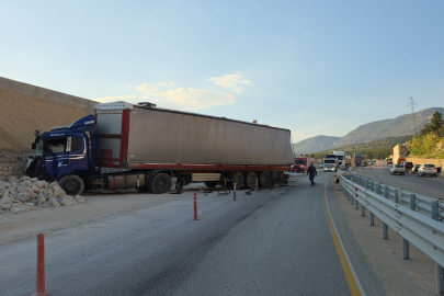 İstinat duvarına çarpan TIR'daki mermerler, otomobildekilerin üzerine düştü; 1 ölü, 3 yaralı