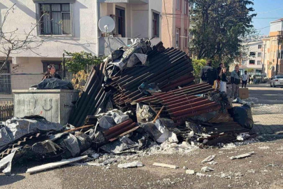 Kocaeli'de tadilatta olan binanın çatısı alevlere teslim oldu