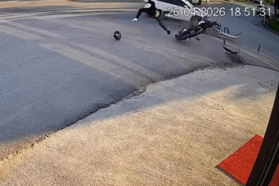 Sanayi sitesinde motosiklet ile otomobilin çarpıştığı kaza kamerada