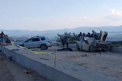 Tır rampaya çarptı, fırlayan mermerler minibüsü parçaladı: 1 ölü, 3 yaralı