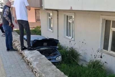 Bursa'da otomobil sitenin bahçesine uçtu!