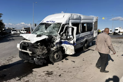 Kayseri'de işçi servisi kamyon ile çarpıştı! Çok sayıda yaralı var...