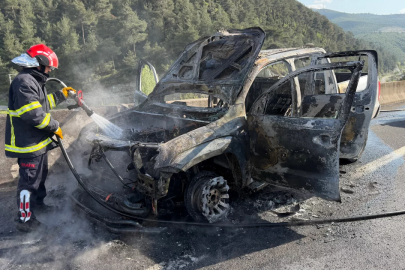 Seyir halindeki pikap alev alev yandı, sürücü son anda kurtuldu