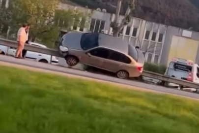 Bursa'da korkutan kaza! Bariyerlere çıktı