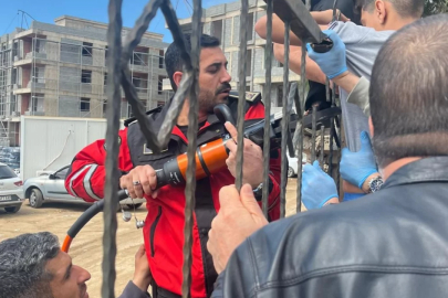 Korku dolu anlar! Küçük çocuğun koluna saplandı