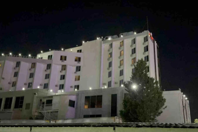 Otelin bahçesinde park halindeki karavan alev alev yandı