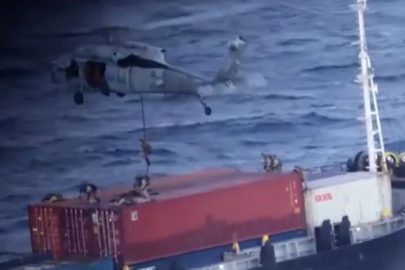 Umman Denizi’nde hareketli anlar... ABD askerleri gemiye çıkarma yaptı!