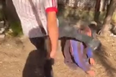 Etkileşim uğruna büyük terbiyesizlik! Sokakta uyuyan yaşlı adamı tekmeleyip kameraya aldılar...