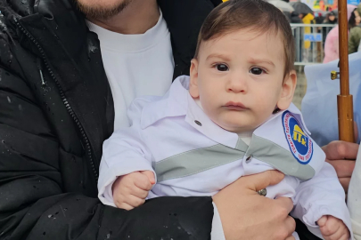 Madenci kıyafetli bebek Zonguldak'taki 1 Mayıs yürüyüşünün simgesi oldu