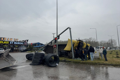 Samsun'da devrilen tırın sürücüsü yaralandı