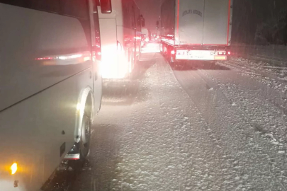 Bursa kafilesi yolda kaldı! Yoğun kar yağışı nedeniyle trafik durdu...